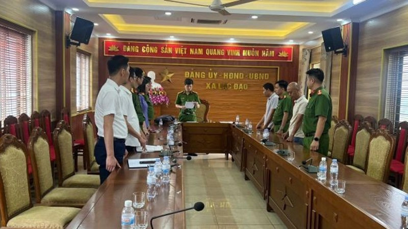 Cơ quan cảnh sát điều tra Công an tỉnh Hưng Yên đọc quyết định khởi tố bị can và lệnh bắt bị can để tạm giam đối với 2 đối tượng Nguyễn Văn Hàng và Trịnh Đình Hiếu.