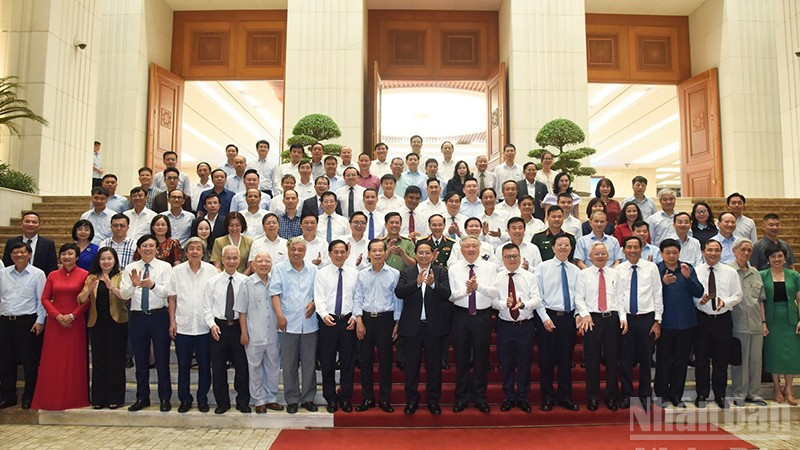 Thủ tướng Chính phủ Phạm Minh Chính và lãnh đạo, nguyên lãnh đạo các cơ quan thông tấn báo chí, các nhà báo lão thành tham dự buổi gặp mặt. (Ảnh: Trần Hải)