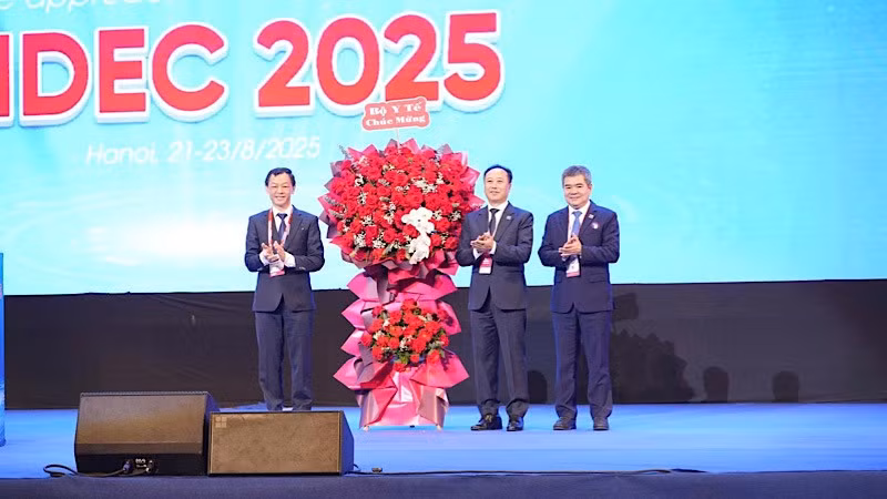 Thứ trưởng Y tế Nguyễn Tri Thức chúc mừng Ban Tổ chức Hội nghị khoa học và Triển lãm Răng Hàm Mặt Quốc tế (VIDEC 2025).