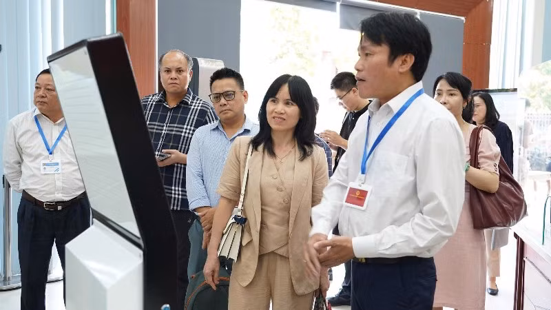 Đoàn công tác của Bộ Khoa học và Công nghệ tìm hiểu thực tế tại Trung tâm hành chính công thành phố Huế.