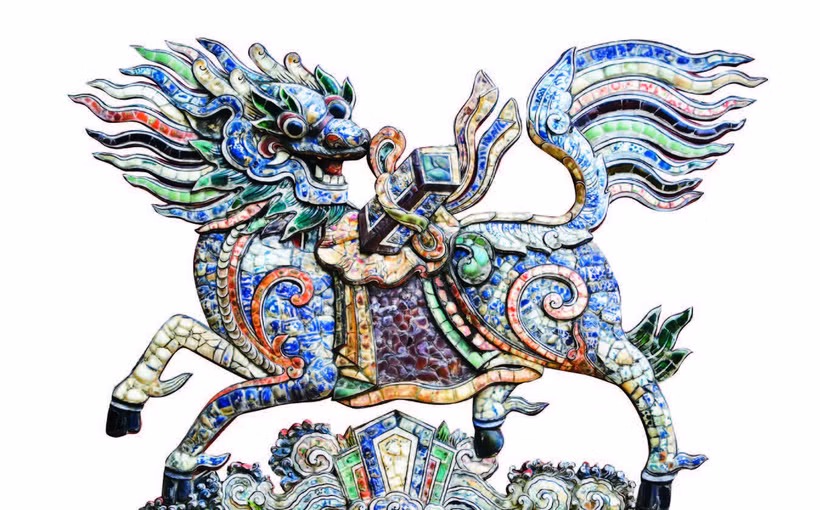 Bình phong long mã, đình làng Kim Long do các nghệ nhân Huế tạo tác bằng kỹ thuật khảm sành sứ.