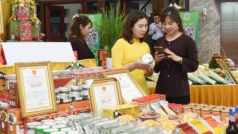 Kiểm tra xuất xứ nguồn gốc của sản phẩm tại hội chợ hàng OCOP Hải Phòng. (Ảnh KHÁNH AN)