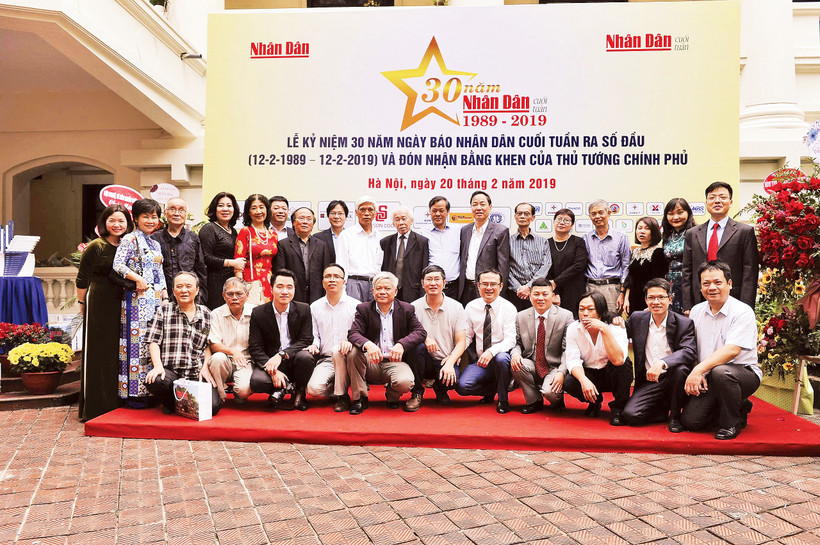 Các thế hệ người làm Báo Nhân Dân cuối tuần hội tụ tại Lễ kỷ niệm 30 năm Ngày Báo Nhân Dân cuối tuần ra số đầu (12/2/1989-12/2/2019).