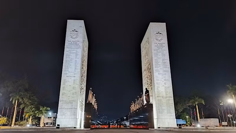 Đại lộ các anh hùng tiền bối ở thủ đô Caracas, Venezuela. (Ảnh: Hồng Quân)