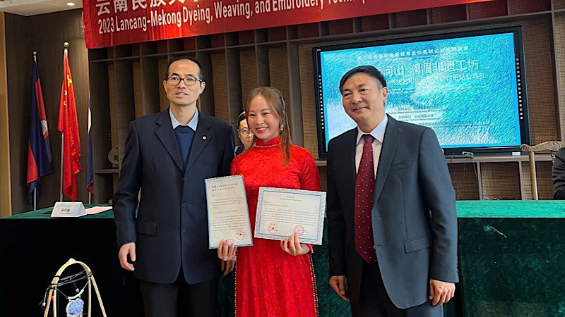 Vàng Thị Dế nhận giấy khen tại "Hội thảo di sản văn hóa phi vật thể Lancang-Mekong" tổ chức ở Trung Quốc năm 2023. (Ảnh: Nhân vật cung cấp)