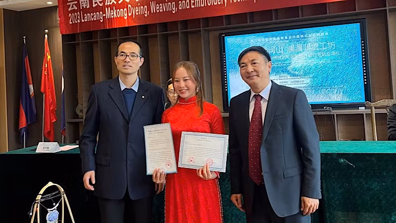 Vàng Thị Dế nhận giấy khen tại "Hội thảo di sản văn hóa phi vật thể Lancang-Mekong" tổ chức ở Trung Quốc năm 2023. (Ảnh: Nhân vật cung cấp)