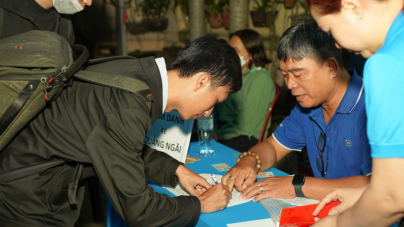 Công nhân điểm danh nhận vé xe quà Tết.