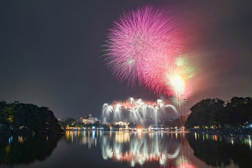 Pháo hoa chào đón năm mới 2026. (Ảnh: Thế Đại)