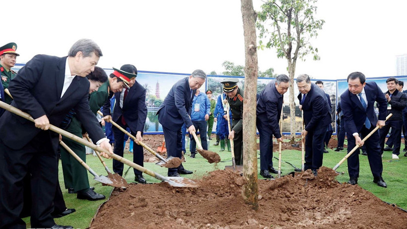Tổng Bí thư Tô Lâm và các đại biểu tham gia trồng cây tại Lễ phát động “Tết trồng cây đời đời nhớ ơn Bác Hồ” Xuân Bính Ngọ 2026. (Ảnh: Thống Nhất/TTXVN)