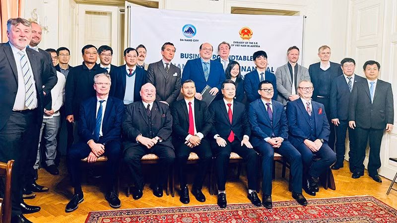 Các đại biểu tham dự tọa đàm.