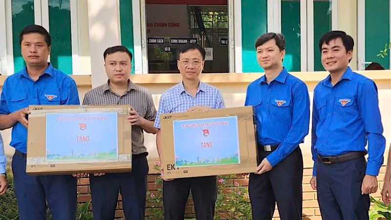 Lãnh đạo Trung ương Đoàn thanh niên trao tặng quà cho đội hình thanh niên tình nguyện ở xã Bát Mọt.