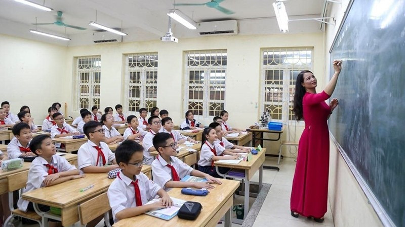 Giáo viên và học sinh Trường THCS Thăng Long, phường Ngọc Hà, Hà Nội. (Ảnh THẾ ĐẠI)