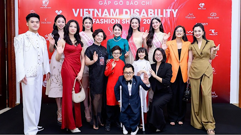 Các đại biểu, diễn giả và người mẫu tham gia chương trình.