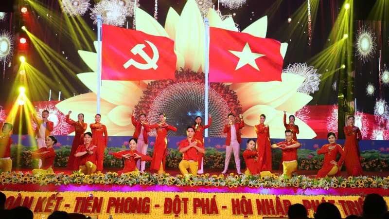 Một tiết mục trong chương trình “Dưới cờ Đảng - Đồng Nai vững bước tương lai’.
