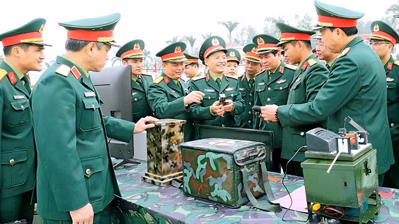 Thủ trưởng Bộ Tư lệnh Quân khu 3 tham quan mô hình huấn luyện tại Lễ ra quân huấn luyện cơ quan Quân khu năm 2025. (Ảnh ĐỨC VIỆT)