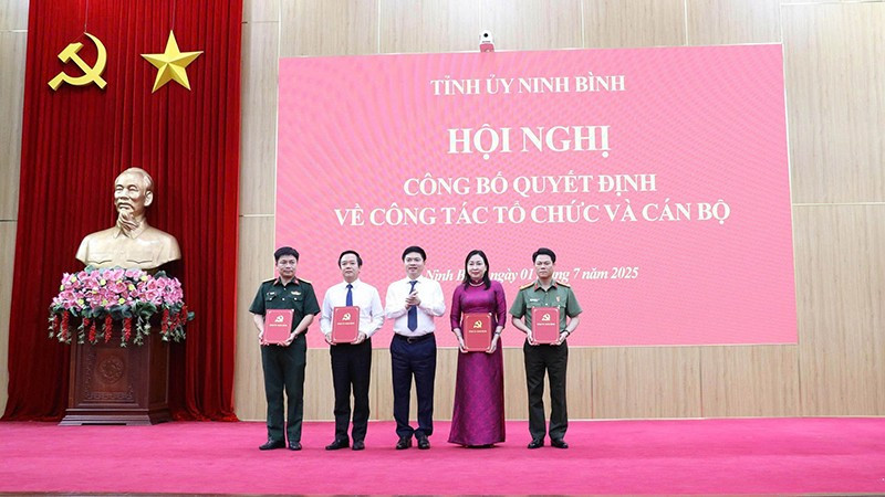 Đồng chí Bí thư Tỉnh ủy Ninh Bình trao Quyết định thành lập 4 Đảng bộ.