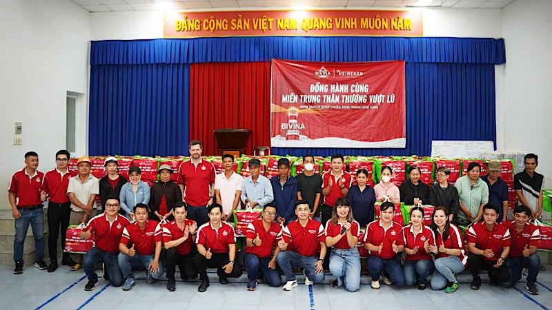 Đại diện nhãn hàng Bivina chụp hình lưu niệm cùng bà con phường Tây Nha Trang, Khánh Hòa.