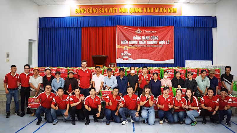 Đại diện nhãn hàng Bivina chụp hình lưu niệm cùng bà con phường Tây Nha Trang, Khánh Hòa.