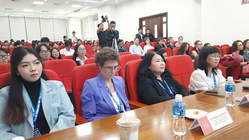 Các đại biểu tham dự diễn đàn.