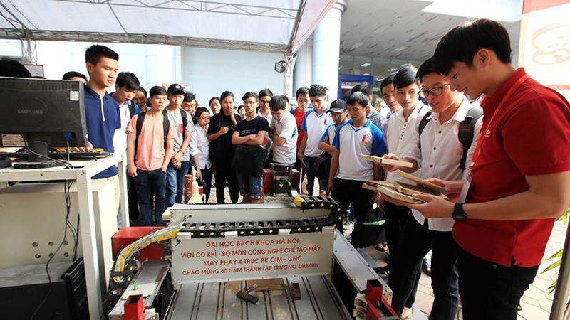 Sản phẩm Máy phay 4 trục BK CIM - CNC của Viện Cơ khí, Bộ môn Công nghệ chế tạo máy, Trường đại học Bách khoa Hà Nội trưng bày tại Triển lãm thành tựu khoa học công nghệ nhân dịp ngày thành lập trường. (Ảnh: TTXVN)