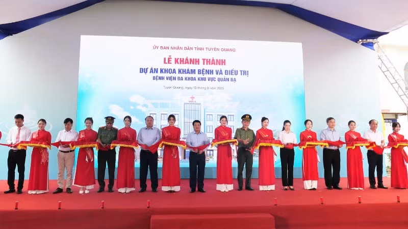 Cắt băng khánh thành Dự án Khoa khám bệnh và điều trị, Bệnh viện đa khoa khu vực Quản Bạ.
