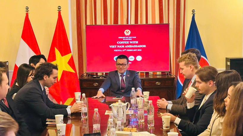 Quang cảnh buổi đối thoại “Cà-phê với Đại sứ”.