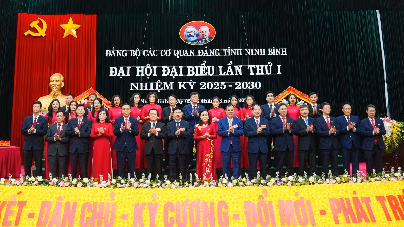 Các đồng chí Thường trực Tỉnh ủy chúc mừng Ban Chấp hành Đảng bộ các cơ quan Đảng tỉnh Ninh Bình nhiệm kỳ 2025-2030.