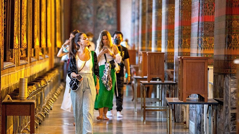 Khách du lịch tham quan Chùa Wat Pho ở Bangkok, Thái Lan. (Ảnh: THX/TTXVN)