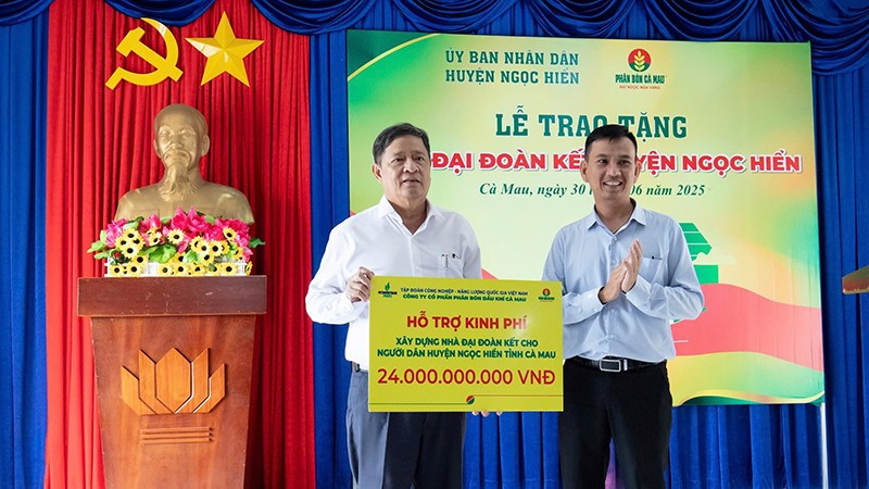 Ông Nguyễn Anh Trực, Phó Chủ tịch Công đoàn công ty trao bảng tượng trưng 300 căn nhà trị giá 24 tỷ đồng cho lãnh đạo địa phương.