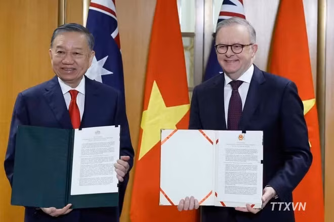 Tổng Bí thư, Chủ tịch nước Tô Lâm và Thủ tướng Australia Anthony Albanese trao Tuyên bố chung. (Ảnh: TTXVN)