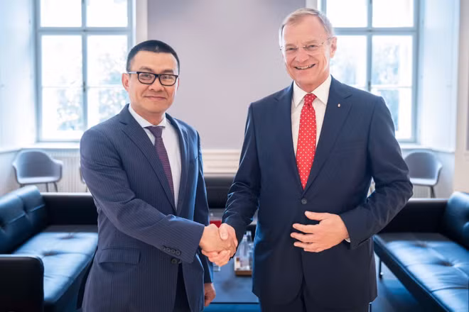 Đại sứ Việt Nam tại Cộng hòa Áo Vũ Lê Thái Hoàng làm việc với Thủ hiến Thomas Stelzer.