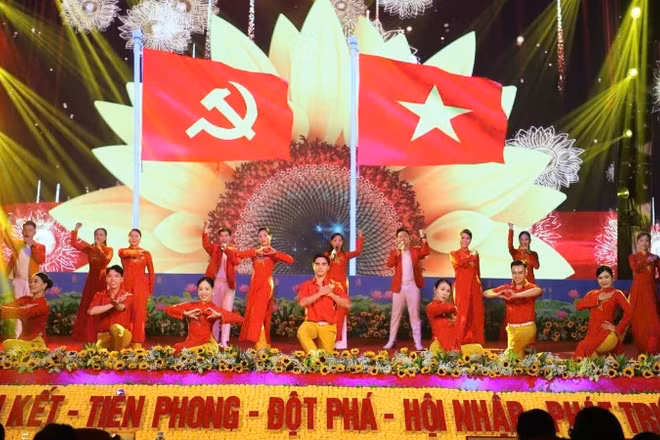 Một tiết mục trong chương trình “Dưới cờ Đảng - Đồng Nai vững bước tương lai’.