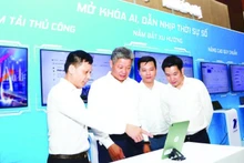Lãnh đạo thành phố Hà Nội trải nghiệm không gian ứng dụng AI trong quản trị tòa soạn thông minh. (Ảnh QUỲNH ANH).