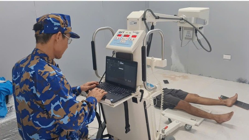 Quân y chăm sóc bệnh nhân Phạm Văn Minh. (Ảnh: CTV HQ) sinh-ton-cap-cuu-ngu-dan-2.jpg