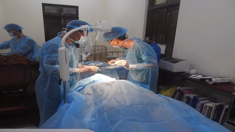 Y, bác sĩ bệnh xá đảo Sinh Tồn Đông chăm sóc bệnh nhân. (Ảnh: CTV HQ) 