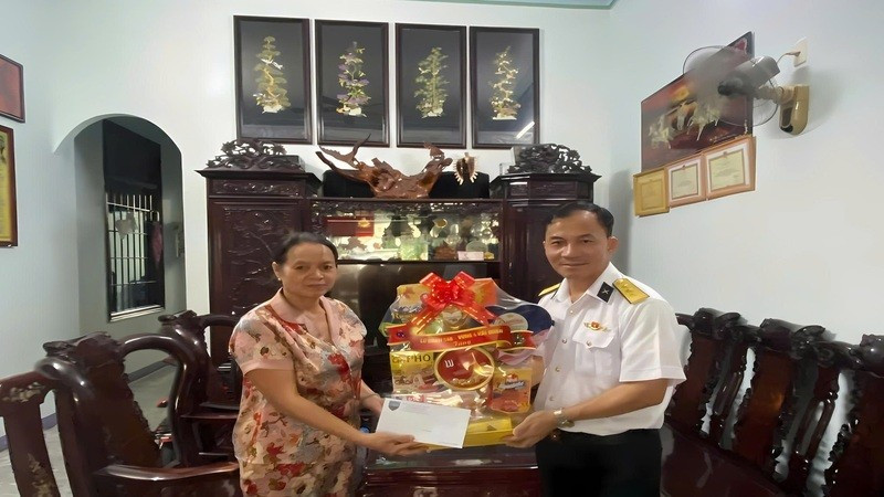 Thượng tá Mai Quang Tiên, Phó Chính ủy Lữ đoàn 146 thăm, tặng quà gia đình Liệt sĩ Ngô Tiến Sinh. (Ảnh: CTV HQ) lu-146-den-on-dap-nghia-2.jpg