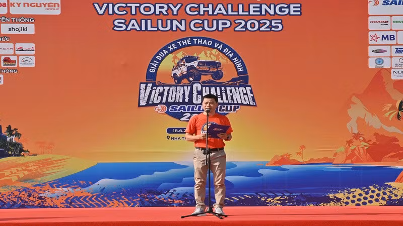 Phó Tổng Biên tập Báo Khánh Hòa Trần Minh Thảo phát biểu khai mạc Giải đua xe thể thao và địa hình Victory Challenge Sailun Cup 2025. (Ảnh: CTV) 