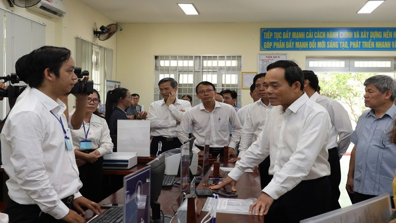 Đồng chí Trần Lưu Quang (thứ hai từ phải sang) kiểm tra Trung tâm Phục vụ hành chính công xã Cam Lâm, tỉnh Khánh Hòa. (Ảnh: CTV) chuan-bi-sap-nhap-3.jpg