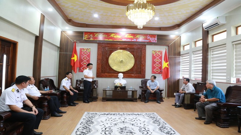 Thượng tá Bùi Xuân Bình thăm, làm việc với cấp ủy, chính quyền phường Cam Ranh. (Ảnh: CTV HQ) chinh-uy-vung-4-2.jpg