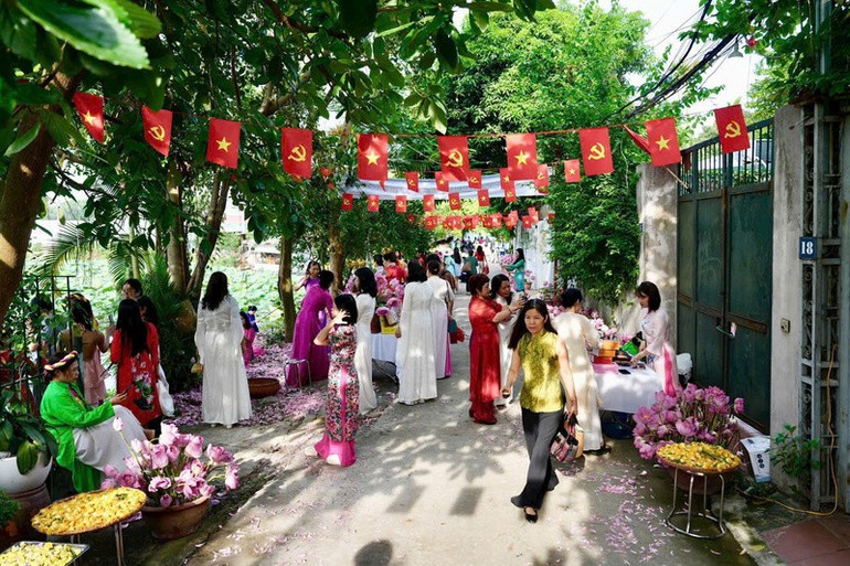 Trải nghiệm nghệ thuật ướp trà sen trong hoạt động giao lưu văn hóa. z7028402475418-69795aadfb3914157a8da159429513ff.jpg