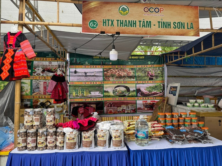 Nhiều sản phẩm OCOP, nông sản sạch được giới thiệu tới người dân Thủ đô. z6934553263431-aa5d8f0bf4ce187b27a528718e0d2d23.jpg