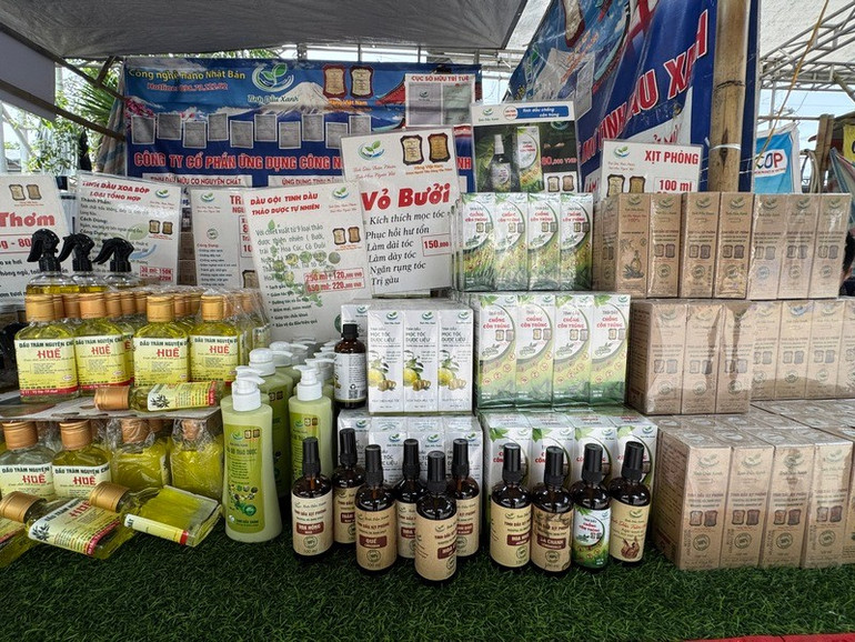 Sản phẩm OCOP của các địa phương đa dạng về mẫu mã, chủng loại. z6934553305838-529e23675125caccd20ae0c8845c85bf.jpg