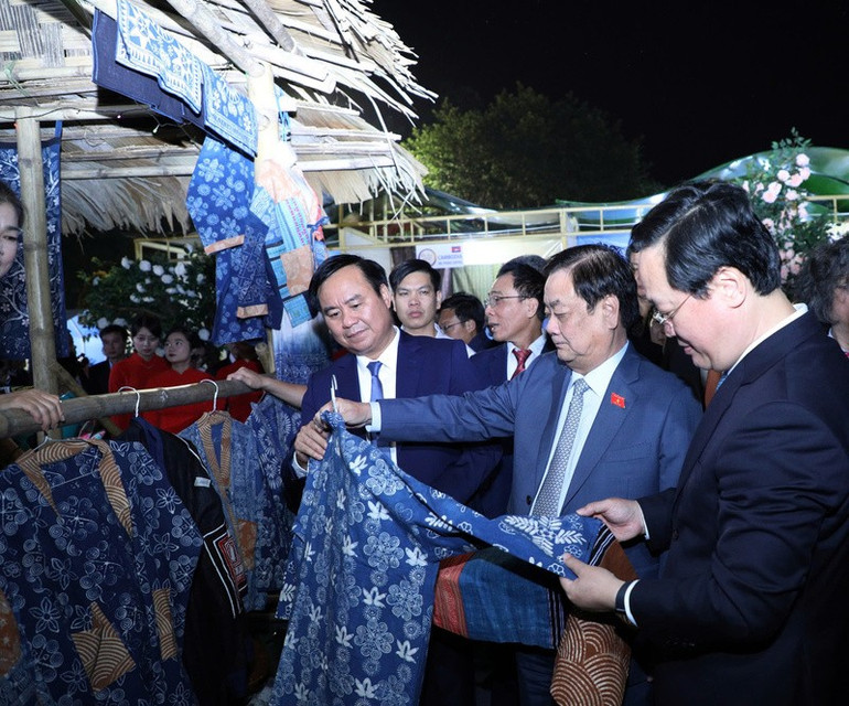 Đại biểu tham quan các gian hàng. z7224915180733-ec508eb2a0d3bd99be10ac721b141b63.jpg