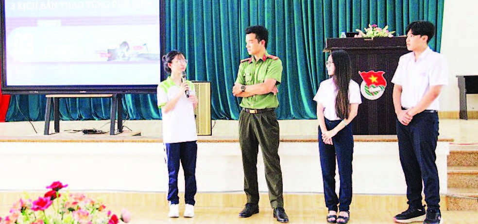 Phòng An ninh mạng và phòng chống tội phạm sử dụng công nghệ cao, Công an tỉnh Tây Ninh tổ chức tuyên truyền pháp luật phòng ngừa tội phạm bắt cóc online và hướng dẫn sử dụng mạng xã hội an toàn, lành mạnh cho học sinh của Trường THPT Tây Ninh (phường Tân Ninh, tỉnh Tây Ninh). (Ảnh: BAN TỔ CHỨC)