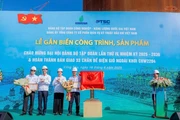 Lãnh đạo Đảng ủy Chính phủ và Petrovietnam trao quyết định và tặng hoa chúc mừng tập thể PTSC.