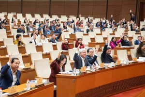 Chủ tịch Quốc hội Trần Thanh Mẫn và các đại biểu biểu quyết tại hội nghị. (Ảnh: DUY LINH)