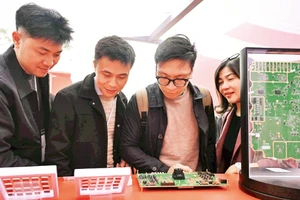 Sản phẩm của Viettel thu hút khách tham quan tại lễ khởi công nhà máy bán dẫn. (Ảnh MINH SƠN)