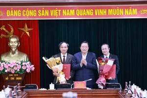 Đồng chí Phan Đình Trạc, Ủy viên Bộ Chính trị, Bí thư Trung ương Đảng, Trưởng Ban Nội chính Trung ương trao các Quyết định điều động, bổ nhiệm cho các cán bộ của Ban. 