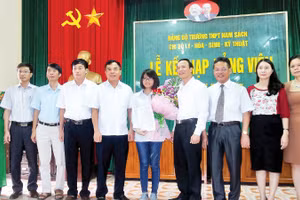 Kết nạp đảng viên là học sinh ở Đảng bộ Trường THPT Nam Sách (thành phố Hải Phòng).