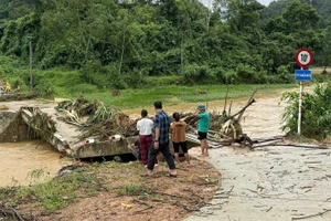 Mưa lũ khiến cây cầu Khuổi Đuốc, xóm Chông Cá, xã Minh Khai tỉnh Cao Bằng bị sập. (Ảnh: Xã Minh Khai)
